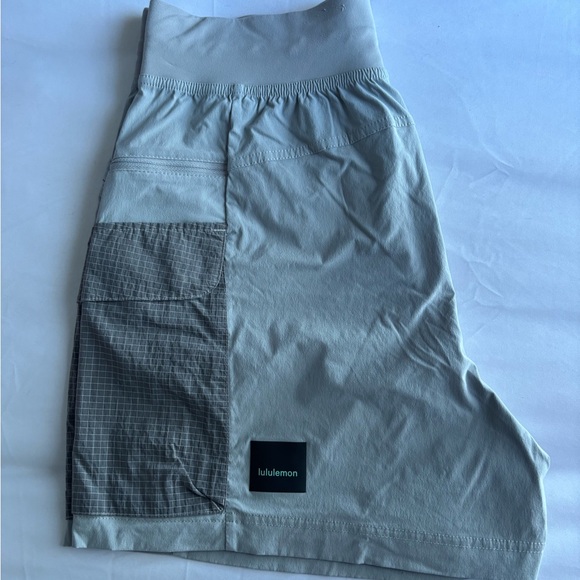lululemon athletica Men's Light Gray Athletic Shorts - Picture 1 of 2